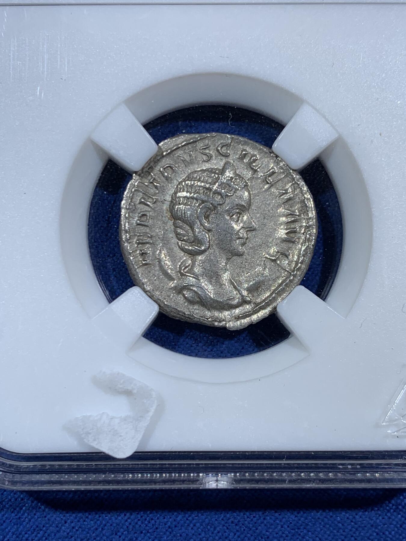 《竞宝斋》第453场 周日，周一 2场连拍 （全场包邮，欢迎送拍） 众诚详评 AU 古罗马帝国 249-251年 1安东尼安 银币 正面为海伦尼娜皇后 背面为贞洁女神站像 打制很好 细节不错 图案少见