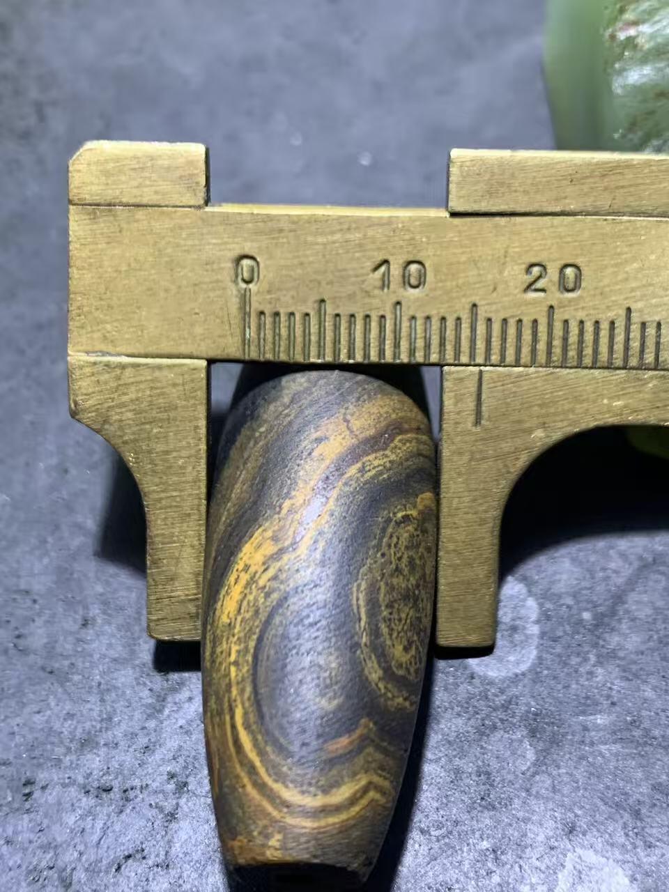 天然精美亚光九眼页岩8字天眼纹天珠一个