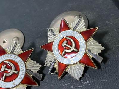 苏联勋章奖章1月5日晚上九点结束在麦稀奇 找不到的加我qq或者微信都是184277308备注苏章拍卖。最好加微信群每次都会通知还有提前可以一口价的 最近会持续拍卖一些东西。 苏联85版二级为国勋章两个连号 珐琅好品 无磕碰 镀层也可以 6382378 6382377 都是非常后期带下划线的版本 相对比较少