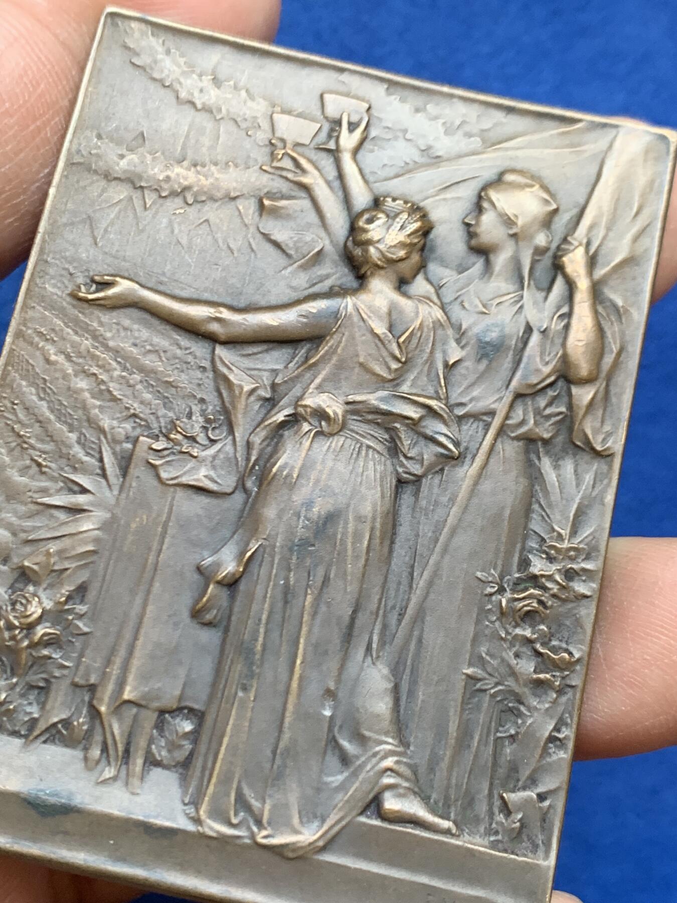 《竞宝斋》第453场 周日，周一 2场连拍 （全场包邮，欢迎送拍） 名家名作F.Vernon作 1900年法国世博会杜伊勒花园宴纪念铜质方章 71.25克 46.7*64mm 丰饶角铜标