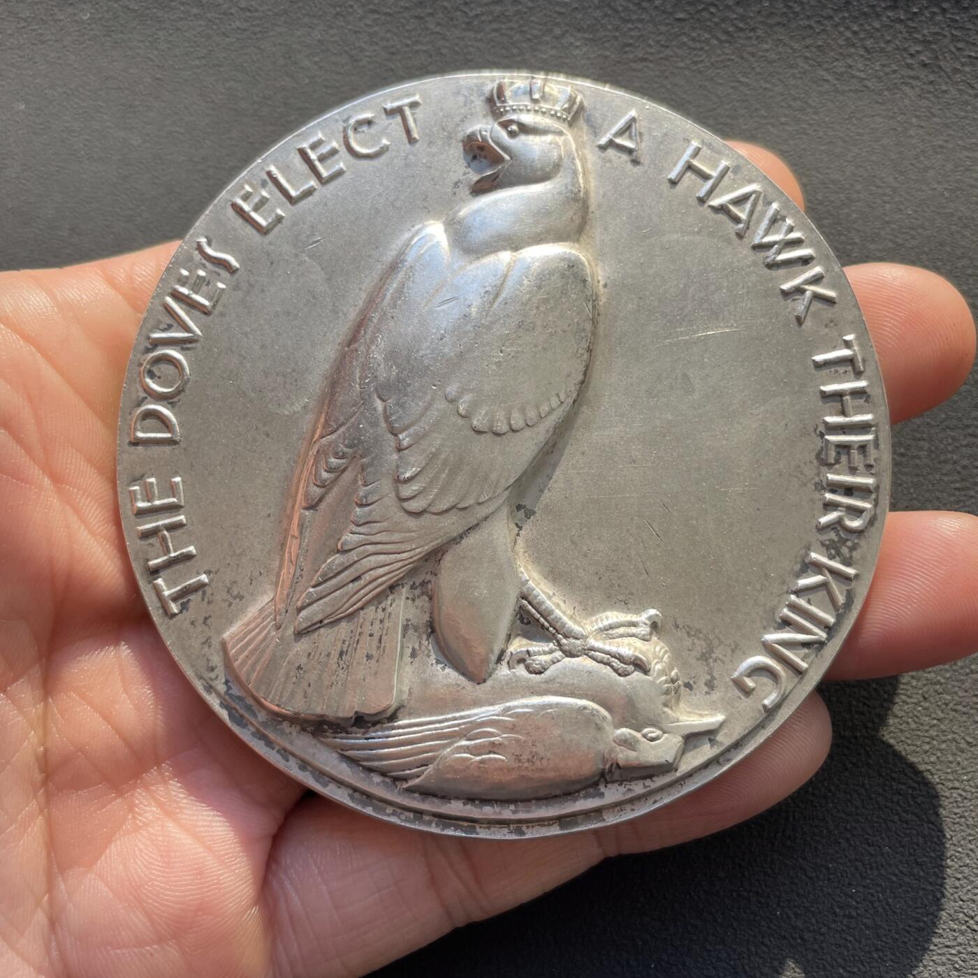 「木头集藏」章牌专场-第65场 1940年美国奖章协会《伊索寓言》大铜章，直径：73mm，230.8g，一面刻画伊索寓言《鸽子选鹰为王》，另一面《狗和影子》，少见铜章。