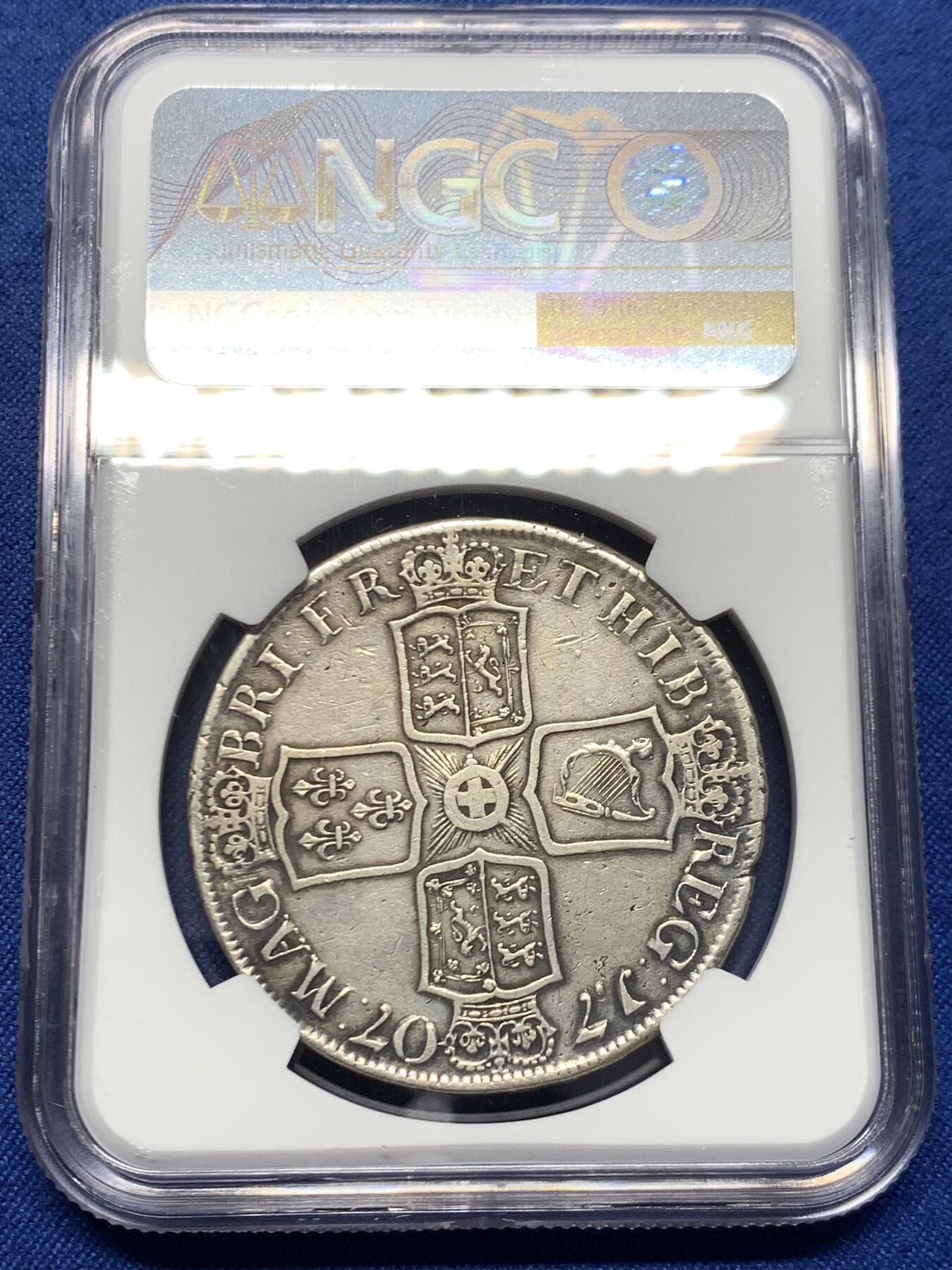 《竞宝斋》第453场 周日，周一 2场连拍 （全场包邮，欢迎送拍） NGC VFD 英国1707年安妮女王克朗，人像下字母E代表爱丁堡造币厂铸造，仅发行2年。历经300多年依然细节满满。上海N低评。