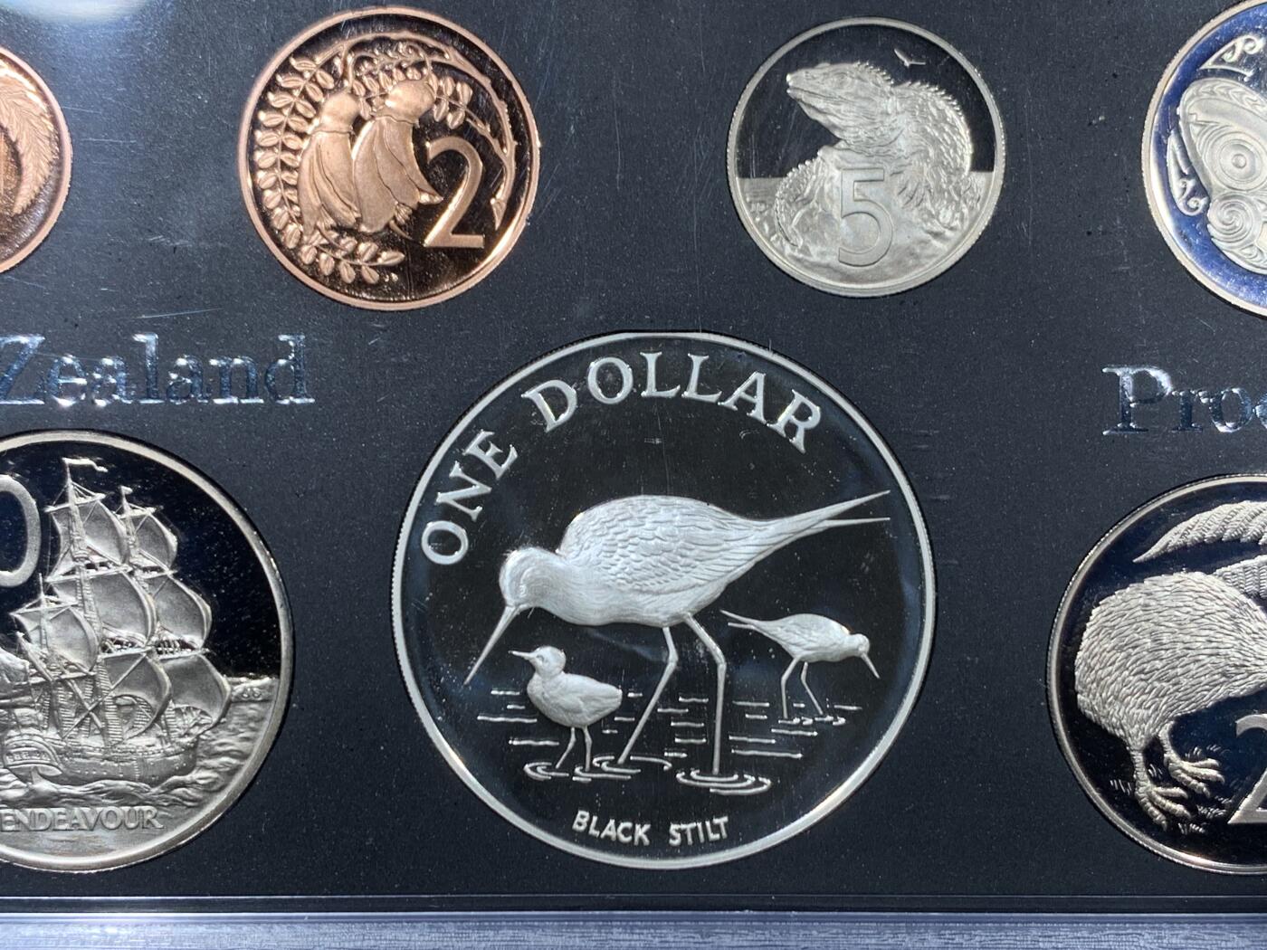 《竞宝斋》第453场 周日，周一 2场连拍 （全场包邮，欢迎送拍） 新西兰1985年官方精制套币 含1元精制银币 27.2克 925银