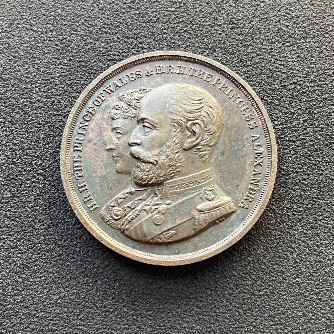 「木头集藏」章牌专场-第65场 1894年爱德华七世与王妃亚历山德拉为伦敦塔桥主持落成仪式纪念铜章，直径：35 mm，章面浮雕还原了泰晤士河上的塔桥全貌。