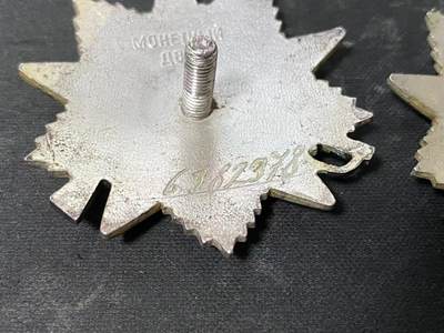 苏联勋章奖章1月5日晚上九点结束在麦稀奇 找不到的加我qq或者微信都是184277308备注苏章拍卖。最好加微信群每次都会通知还有提前可以一口价的 最近会持续拍卖一些东西。 苏联85版二级为国勋章两个连号 珐琅好品 无磕碰 镀层也可以 6382378 6382377 都是非常后期带下划线的版本 相对比较少