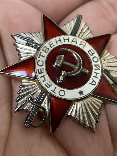 苏联勋章奖章1月5日晚上九点结束在麦稀奇 找不到的加我qq或者微信都是184277308备注苏章拍卖。最好加微信群每次都会通知还有提前可以一口价的 最近会持续拍卖一些东西。 苏联85版二级为国勋章 3813690  珐琅无磕碰 品相很好 挺特别的 刻号比较大 有下划线 比较少见