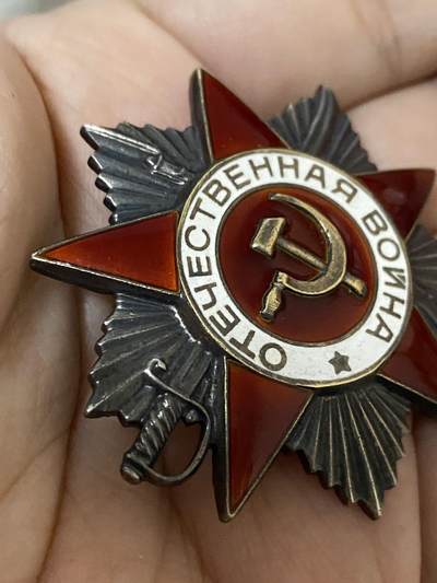 苏联勋章奖章1月5日晚上九点结束在麦稀奇 找不到的加我qq或者微信都是184277308备注苏章拍卖。最好加微信群每次都会通知还有提前可以一口价的 最近会持续拍卖一些东西。 苏联85版二级为国勋章2417572 珐琅无磕碰 品相很好 珐琅非常漂亮