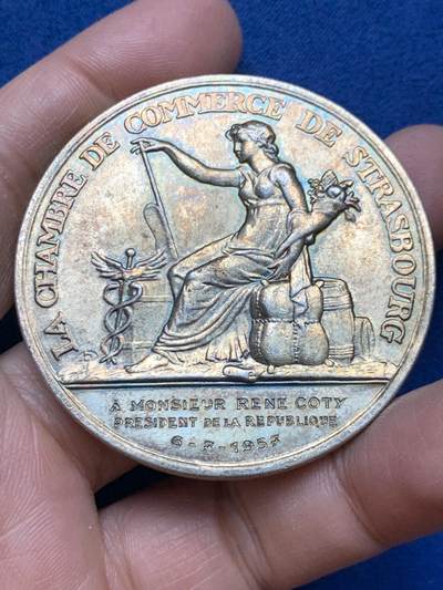 《竞宝斋》第453场 周日，周一 2场连拍 （全场包邮，欢迎送拍） - 致法兰西共和国总统勒内·科蒂先生 斯特拉斯堡商会银质纪念章 72.65克 53.6mm 野猪头银标