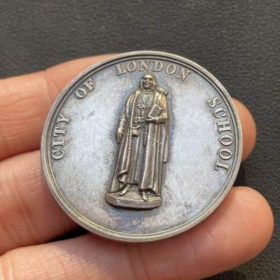 「木头集藏」章牌专场-第65场 - 1872年英国伦敦城市学院书法竞赛银奖章，直径：38.4 mm，30.3 g，少见银章，品相不错。