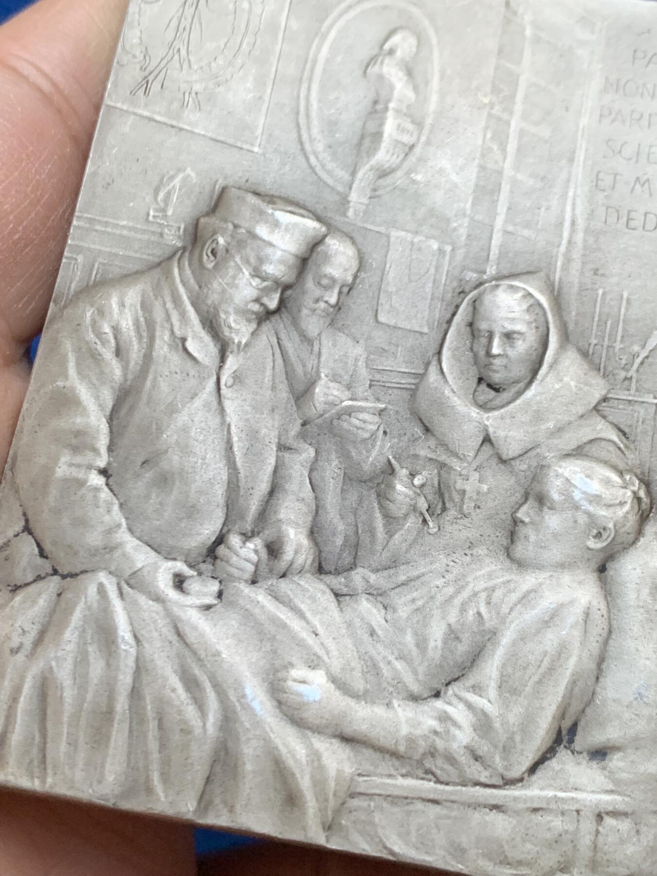 《竞宝斋》第453场 周日，周一 2场连拍 （全场包邮，欢迎送拍） 名家保罗·里歇作 法国1929年里昂约瑟夫·泰西耶纪念大银章 165克 53.2*72.5mm 丰饶角1银 泰西耶博士是20世纪初法国传染病学与肾脏病学先驱，对流行性疾病及代谢疾病研究贡献卓著。