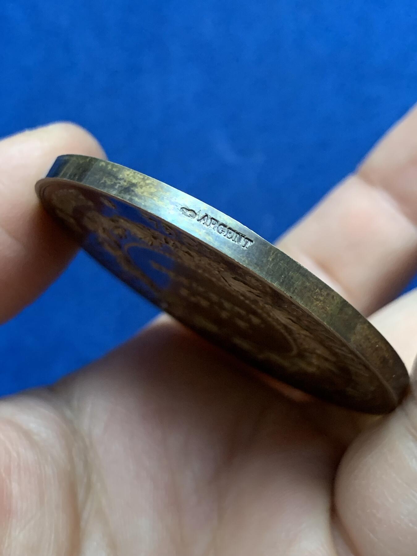 《竞宝斋》第453场 周日，周一 2场连拍 （全场包邮，欢迎送拍） 1864年法国罗讷省职业教育协会纪念镀金大银章 63.6克 50.5mm 丰饶角银 盒装