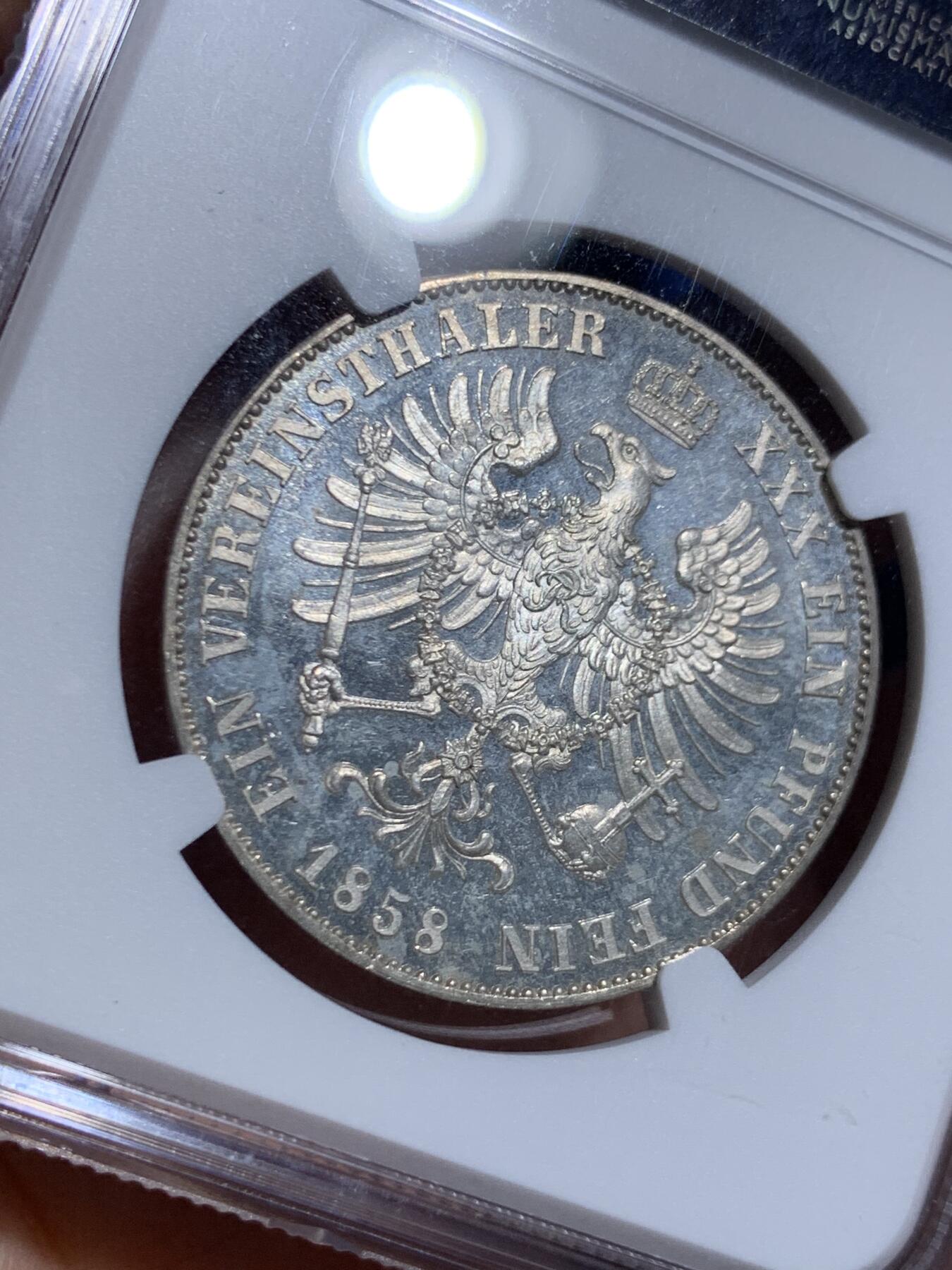 《竞宝斋》第453场 周日，周一 2场连拍 （全场包邮，欢迎送拍） NGC PF64 德国1858年普鲁土威廉四世离冠鹰精制泰勒银币 威廉四世离冠鹰承继之作 阴阳包浆 人像面欧陆酱五彩 鹰面银霜满挂高浮雕 打制锋利 NGC唯一冠军分 实物上手异常惊艳