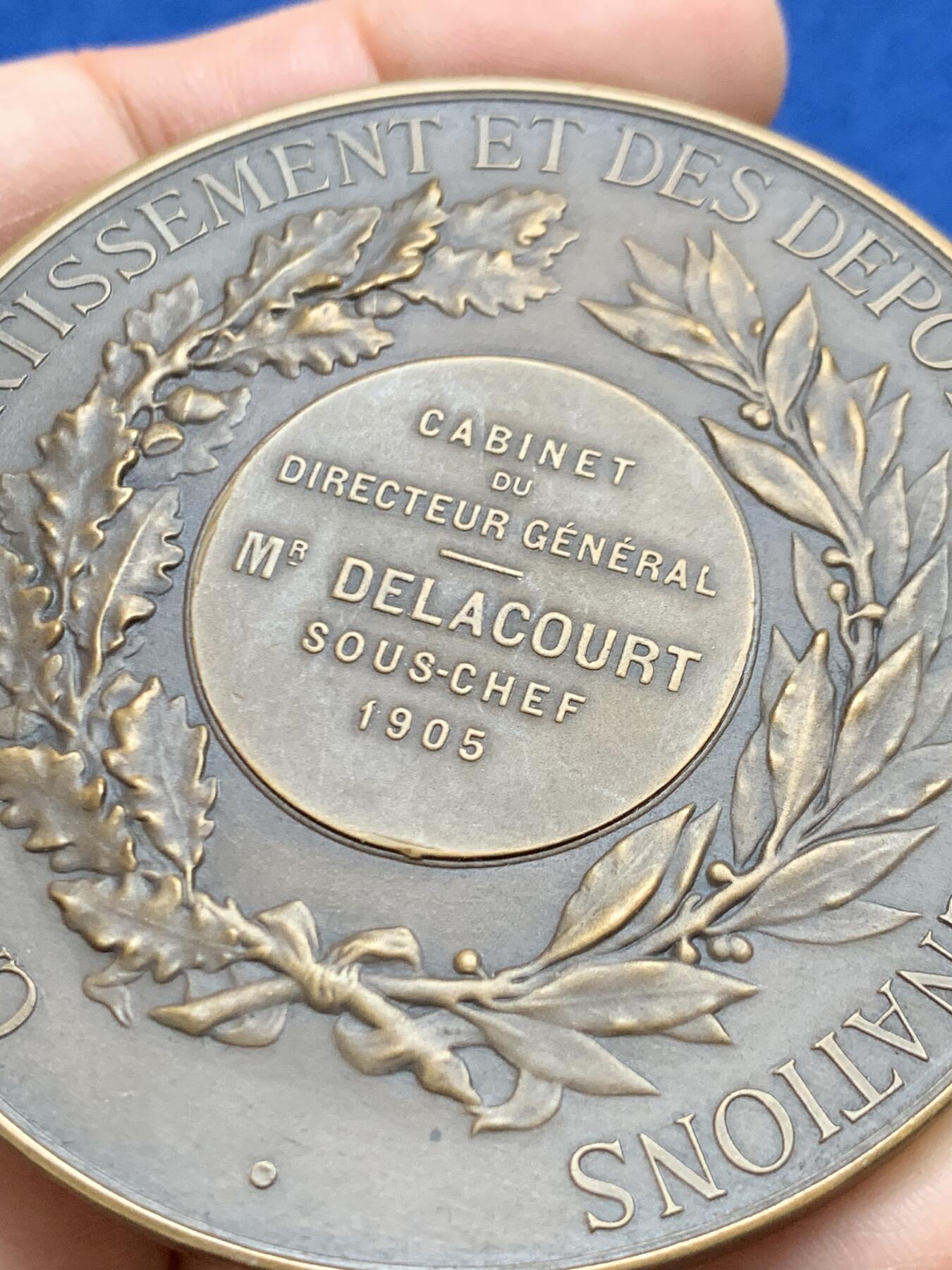 《竞宝斋》第453场 周日，周一 2场连拍 （全场包邮，欢迎送拍） 1905年法国存款与信托投资局纪念大铜章 137.2克 68.2mm 丰饶角铜标 少见