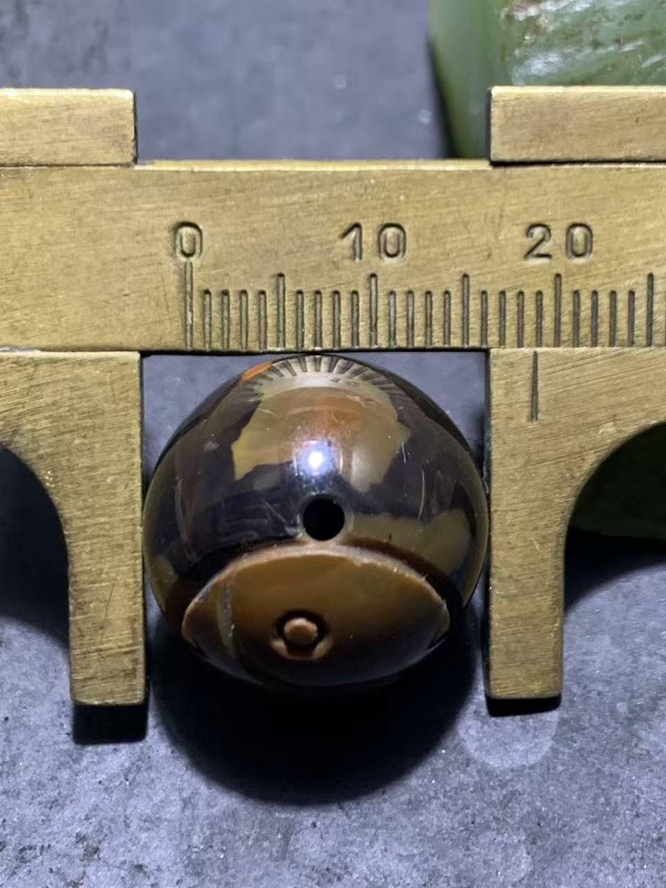 精美8字天眼纹战国红玛瑙手工俏色巧雕太极阴阳鱼圆珠一颗