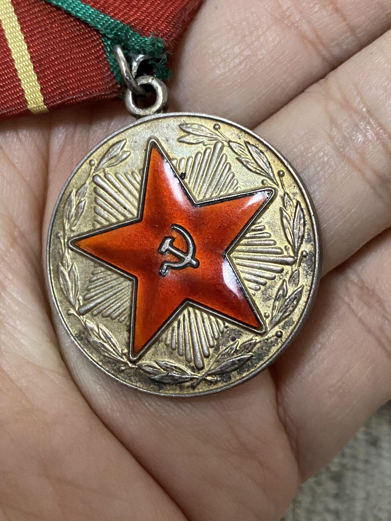 苏联勋章奖章1月5日晚上九点结束在麦稀奇 找不到的加我qq或者微信都是184277308备注苏章拍卖。最好加微信群每次都会通知还有提前可以一口价的 最近会持续拍卖一些东西。 苏联圆满服役 20年 奖章 带证件 带铝挂24克 应该是银质的