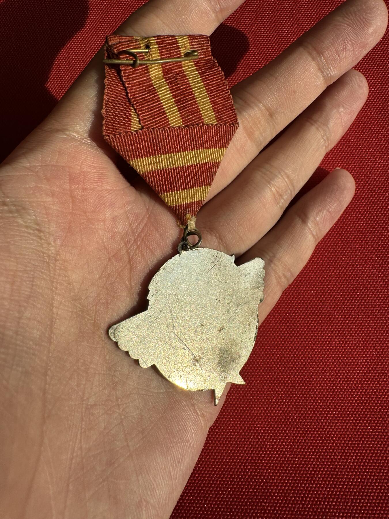 五哥徽章群   30号周二晚上八点4群联拍 铜章镀铬版