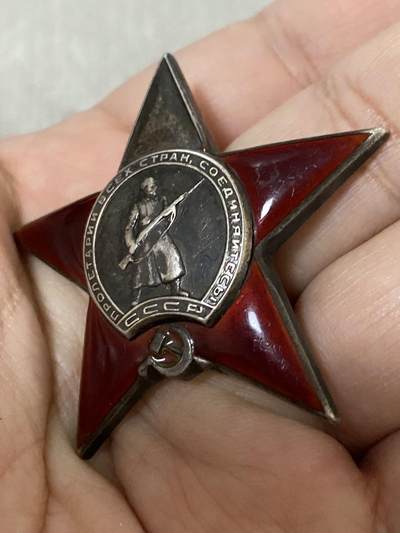 苏联勋章奖章1月5日晚上九点结束在麦稀奇 找不到的加我qq或者微信都是184277308备注苏章拍卖。最好加微信群每次都会通知还有提前可以一口价的 最近会持续拍卖一些东西。 苏联红星勋章 库尔斯克战役埋雷炸坦克 台阶版 180652 原配银轮 顶角磕碰 Прохватило Павел Степанович 第6工程设障营3连政治副指挥员助理