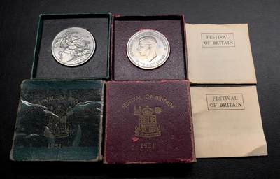 凡希社世界钱币微拍第三百十六期 - 1951英国乔六马剑精铸，红盒绿盒一对，品相极佳。