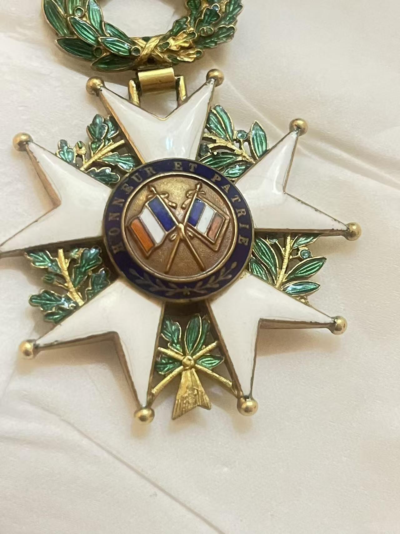 苏联勋章奖章1月5日晚上九点结束在麦稀奇 找不到的加我qq或者微信都是184277308备注苏章拍卖。最好加微信群每次都会通知还有提前可以一口价的 最近会持续拍卖一些东西。