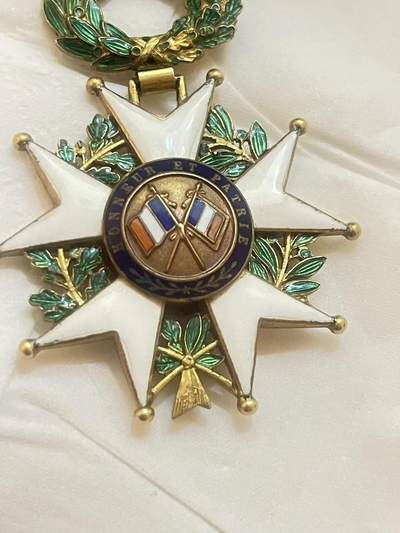 苏联勋章奖章1月5日晚上九点结束在麦稀奇 找不到的加我qq或者微信都是184277308备注苏章拍卖。最好加微信群每次都会通知还有提前可以一口价的 最近会持续拍卖一些东西。 法国荣誉军团勋章 （代拍）珐琅基本完整 有些小瑕疵无伤大雅 完美主义者绕行 非常漂亮
