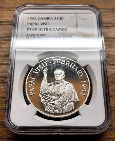 凡希社世界钱币微拍第三百十六期 - 1992冈比亚教皇访问10D纪念大银精铸NGC-PF69UC