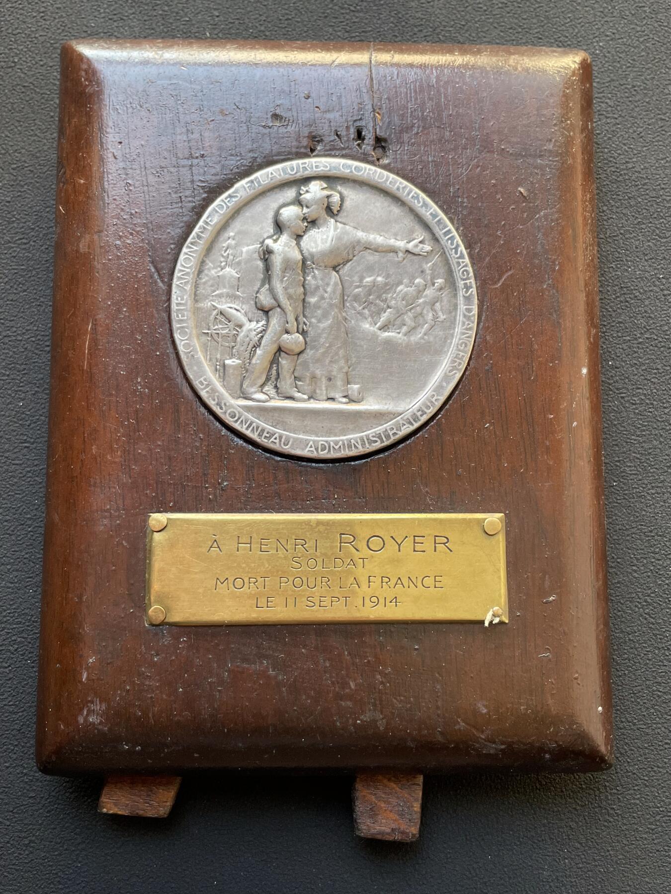 「木头集藏」章牌专场-第65场 1914年法国一战爱国主义纪念银章，直径：50mm，56.2 g，边铭：菱形厂标 野猪头银标 ARGENT，背面刻有维克多·雨果《为法国而死》（Morts pour la France）中的诗句：“荣耀归于我们永恒的法兰西！荣耀归于为她牺牲的人们！致殉道者、勇者、强者，致那些被他们的榜样所激励，渴望在圣殿中拥有一席之地，并将如他们般赴死的人”。带有木质展示架，可正常使用。