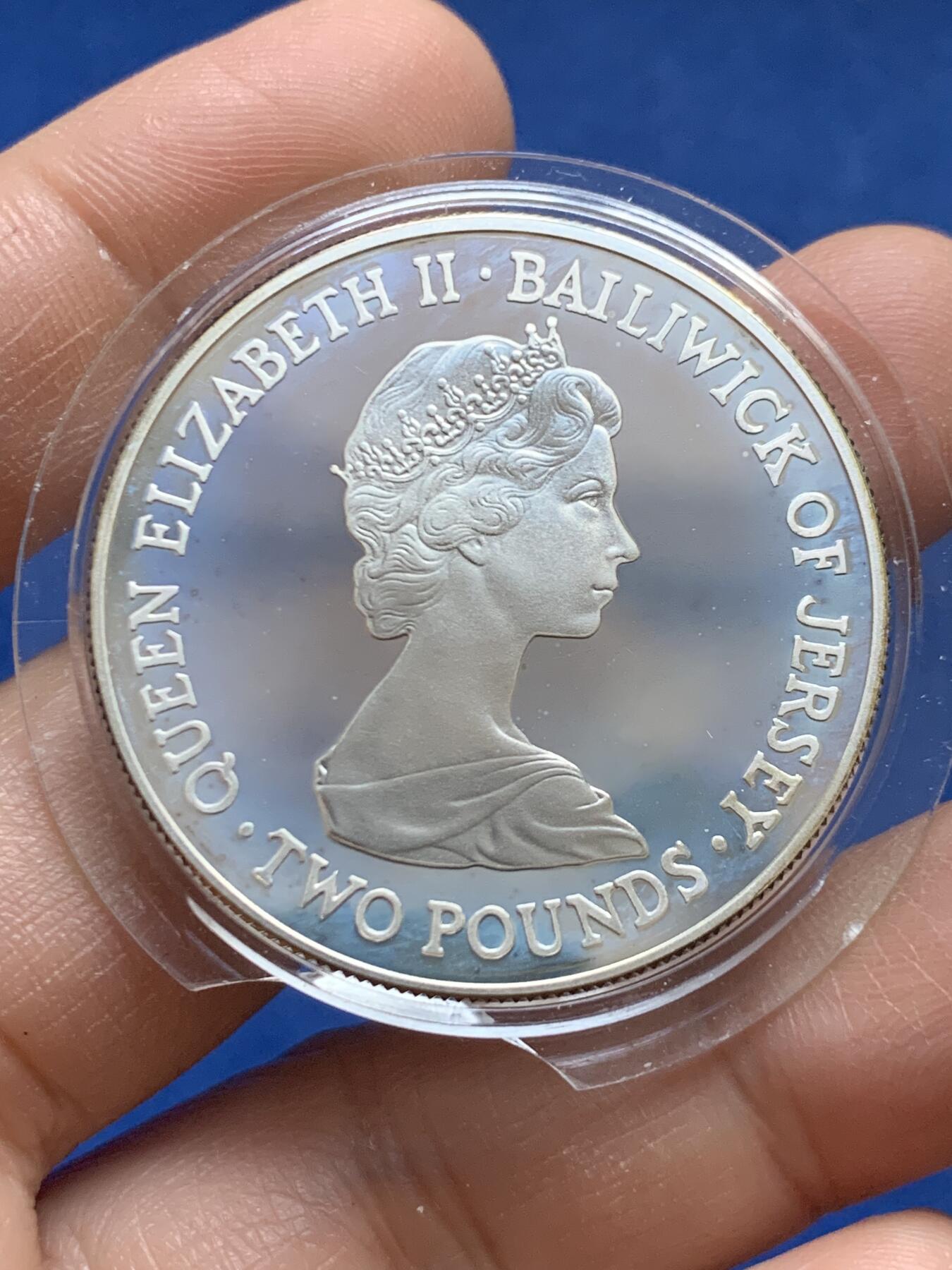 《竞宝斋》第453场 周日，周一 2场连拍 （全场包邮，欢迎送拍） 英属泽西岛1981年皇室婚礼-查尔斯王子和戴安娜·斯宾塞夫人2英镑银币 925银 27.6克