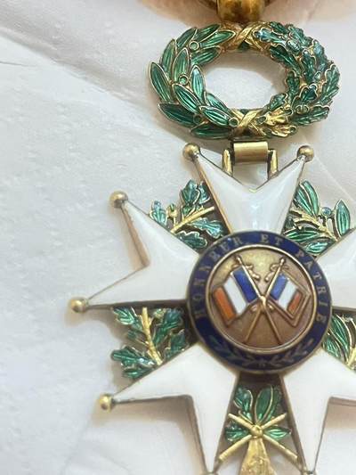 苏联勋章奖章1月5日晚上九点结束在麦稀奇 找不到的加我qq或者微信都是184277308备注苏章拍卖。最好加微信群每次都会通知还有提前可以一口价的 最近会持续拍卖一些东西。 法国荣誉军团勋章 （代拍）珐琅基本完整 有些小瑕疵无伤大雅 完美主义者绕行 非常漂亮