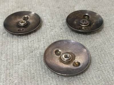 苏联勋章奖章1月5日晚上九点结束在麦稀奇 找不到的加我qq或者微信都是184277308备注苏章拍卖。最好加微信群每次都会通知还有提前可以一口价的 最近会持续拍卖一些东西。 苏联勋章早期的银质后盖三个 可以配早期的章