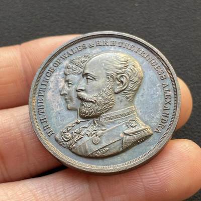 「木头集藏」章牌专场-第65场 - 1894年爱德华七世与王妃亚历山德拉为伦敦塔桥主持落成仪式纪念铜章，直径：35 mm，章面浮雕还原了泰晤士河上的塔桥全貌。