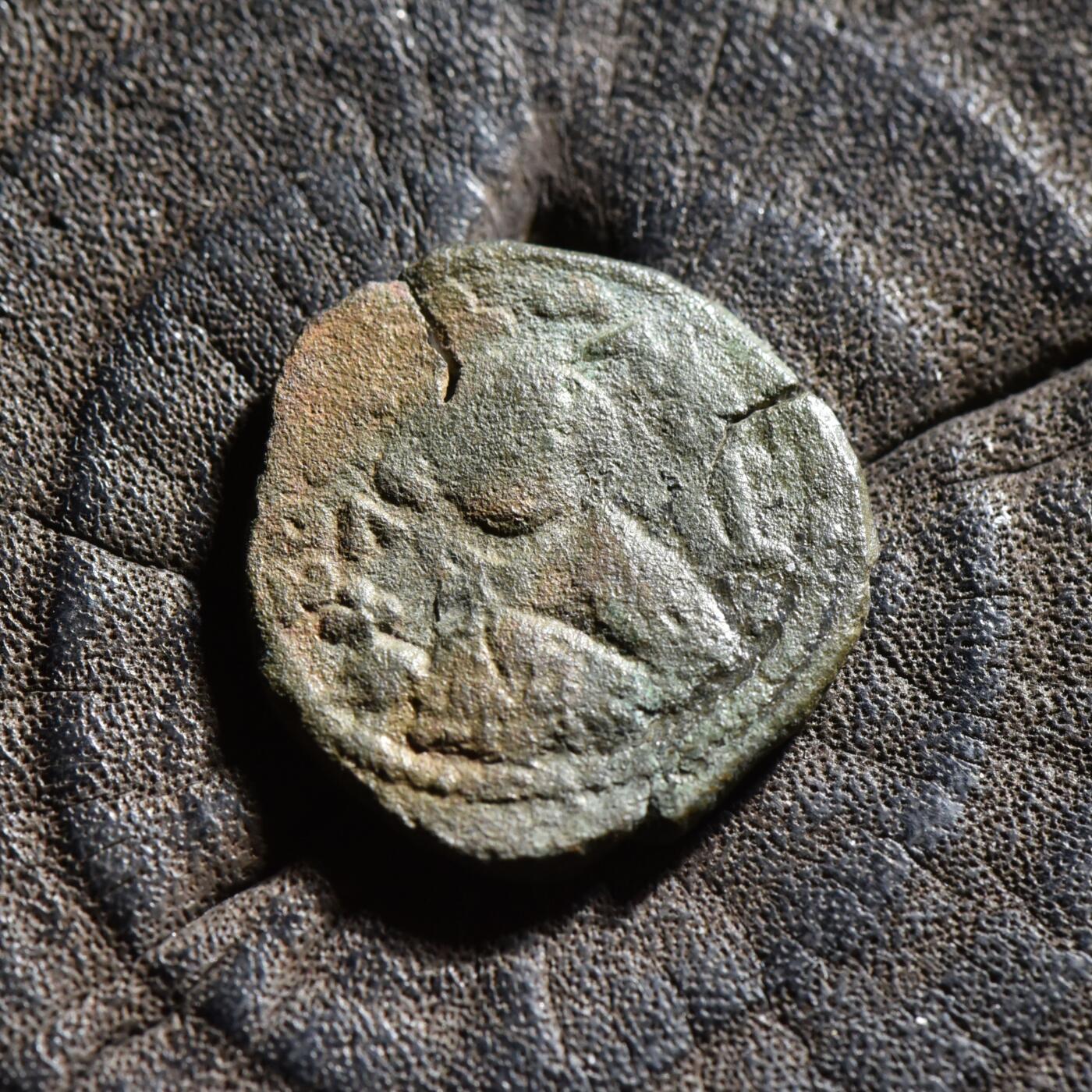 【良泉】第45期【直播场】1月15日晚19.30点开拍！ 208组，西方古代钱币、丝路古珠杂项专场 【藏家出品A】伍麦叶王朝，阿拉伯人模仿拜占庭希拉克略铜币，打制于公元670-690年，3.16克