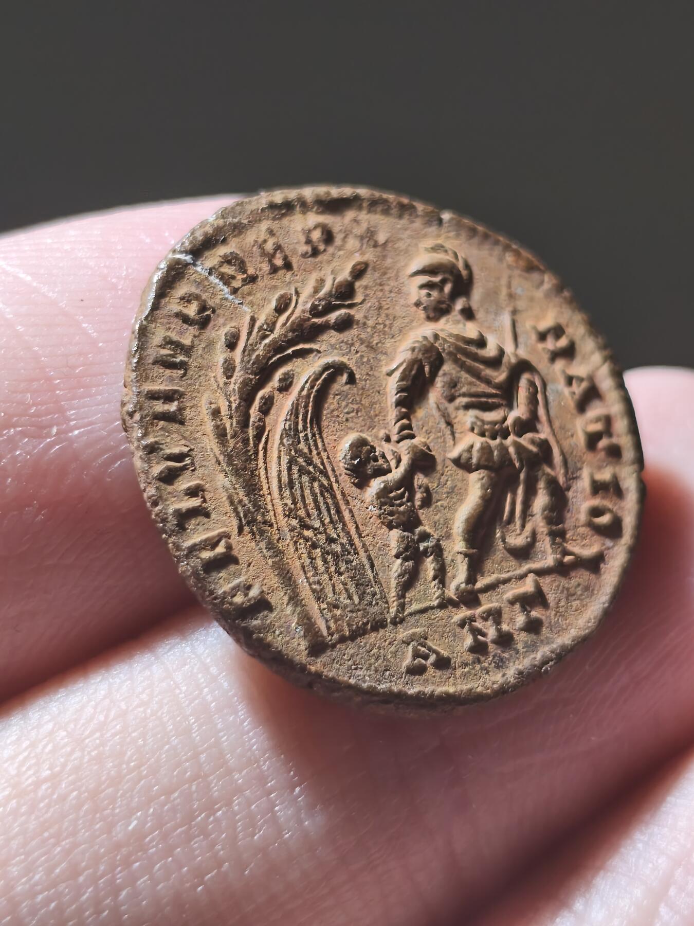 星盘世界钱币2026一月十日新年古典精品大拍 精彩纷呈 典藏极美品! 罗马帝国君士坦斯持球（地球-象征权力）富力铜币 背面战神与爱神？以及大大的麦穗 安条克造币 中东坑口包浆原味 非常有趣且头像非常帅不可多得的好藏