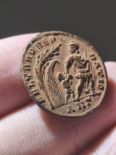 典藏极美品! 罗马帝国君士坦斯持球（地球-象征权力）富力铜币 背面战神与爱神？以及大大的麦穗 安条克造币 中东坑口包浆原味 非常有趣且头像非常帅不可多得的好藏