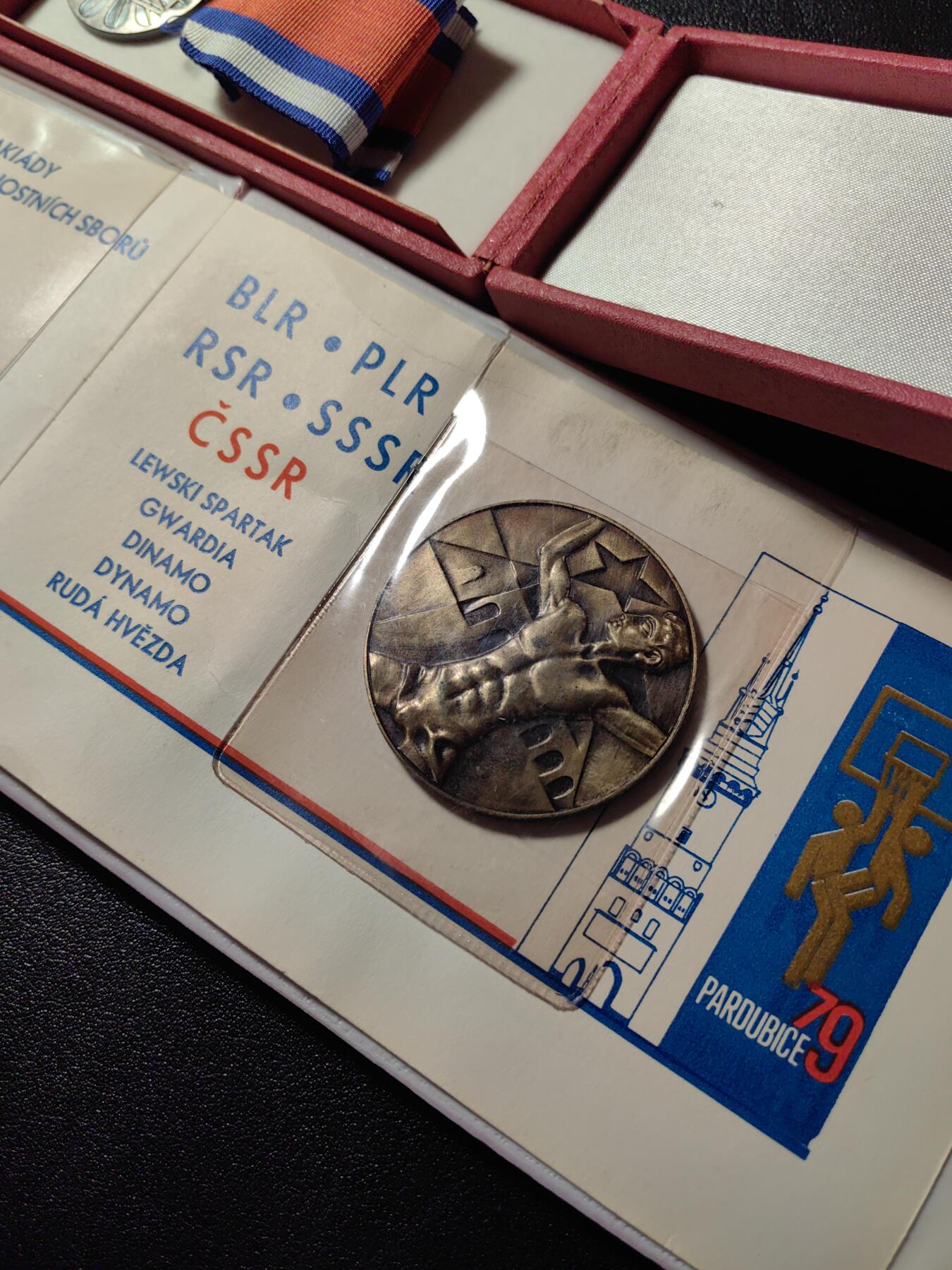 靖甫拍卖新拍第一场 保加利亚人的波兰维护社会秩序奖章 捷克斯洛伐克体育竞赛奖牌