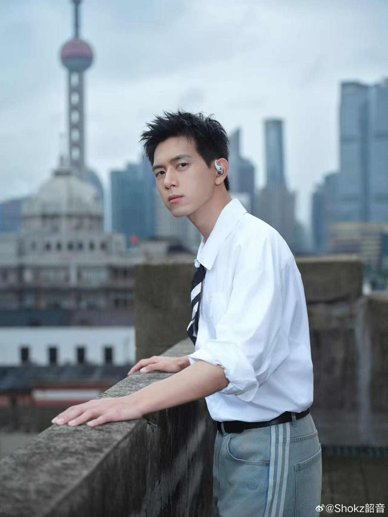 零元拍：李现亲笔签名韶音OPENFIT AIR玄武黑空气传导蓝牙耳机外盒，韶音抽奖那款。愿你继续带着热爱奔赴山海，每段征途都有音乐与掌声相伴。