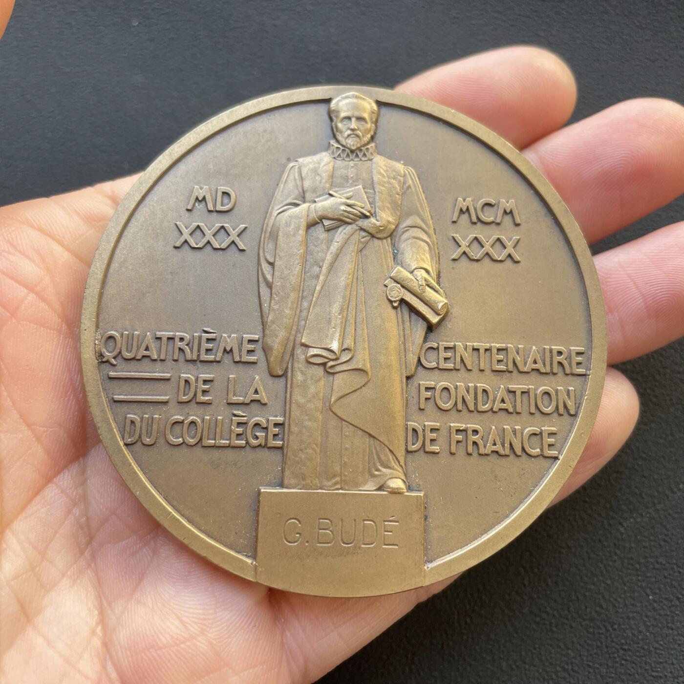 「木头集藏」章牌专场-第65场 法国公开学术院建校四百周年纪念大铜章，直径：67.4 mm，142.7 g，边铭：丰饶角 BRONZE，装饰风格，少见铜章，品相很不错。法兰西公学院由法国国王弗朗索瓦一世于1530年下令创立，是法国最古老的高等学术研究机构。