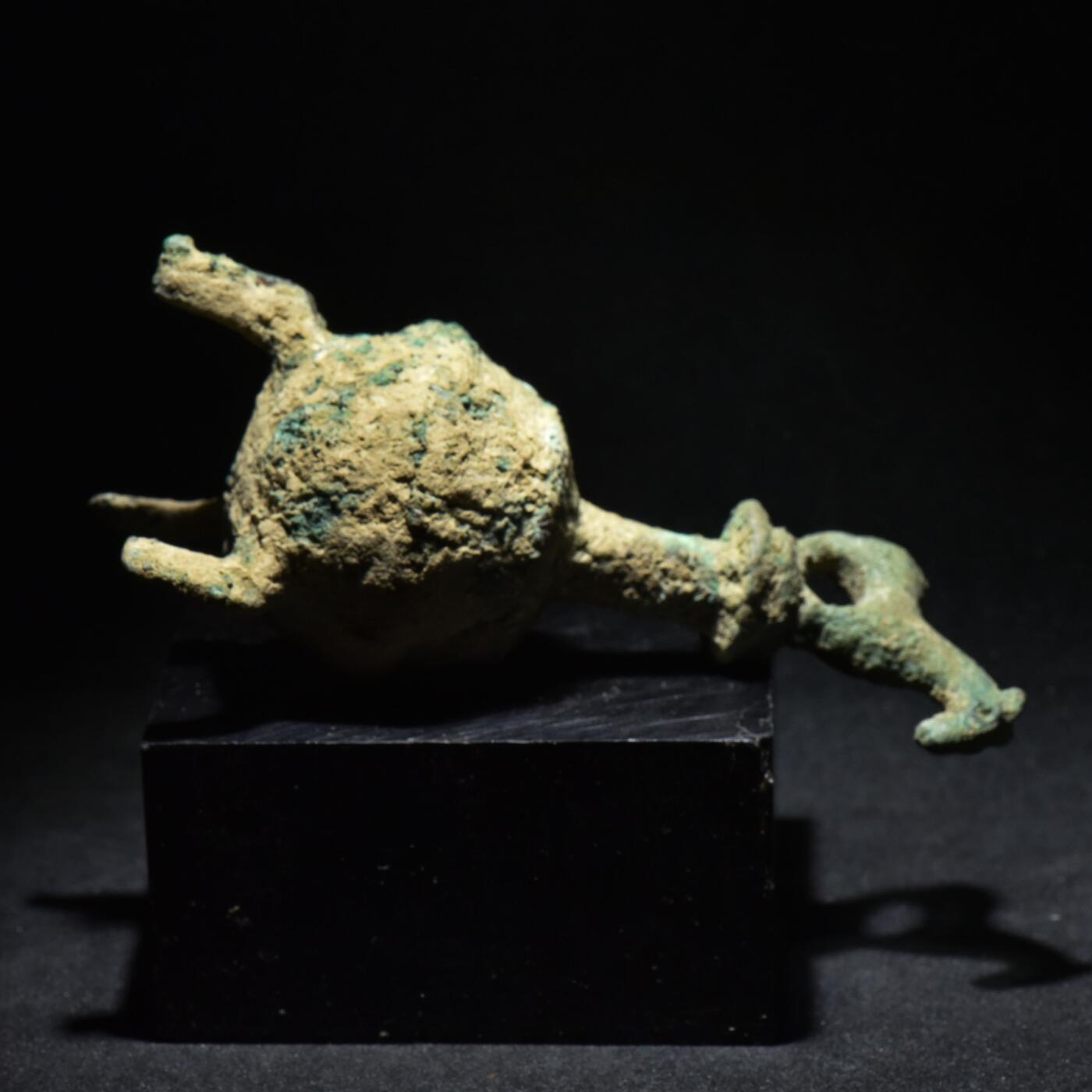 【良泉】第45期【直播场】1月15日晚19.30点开拍！ 208组，西方古代钱币、丝路古珠杂项专场 公元前一千纪【巴克特里亚-马尔基亚纳】青铜眼线壶，壶盖饰有马形