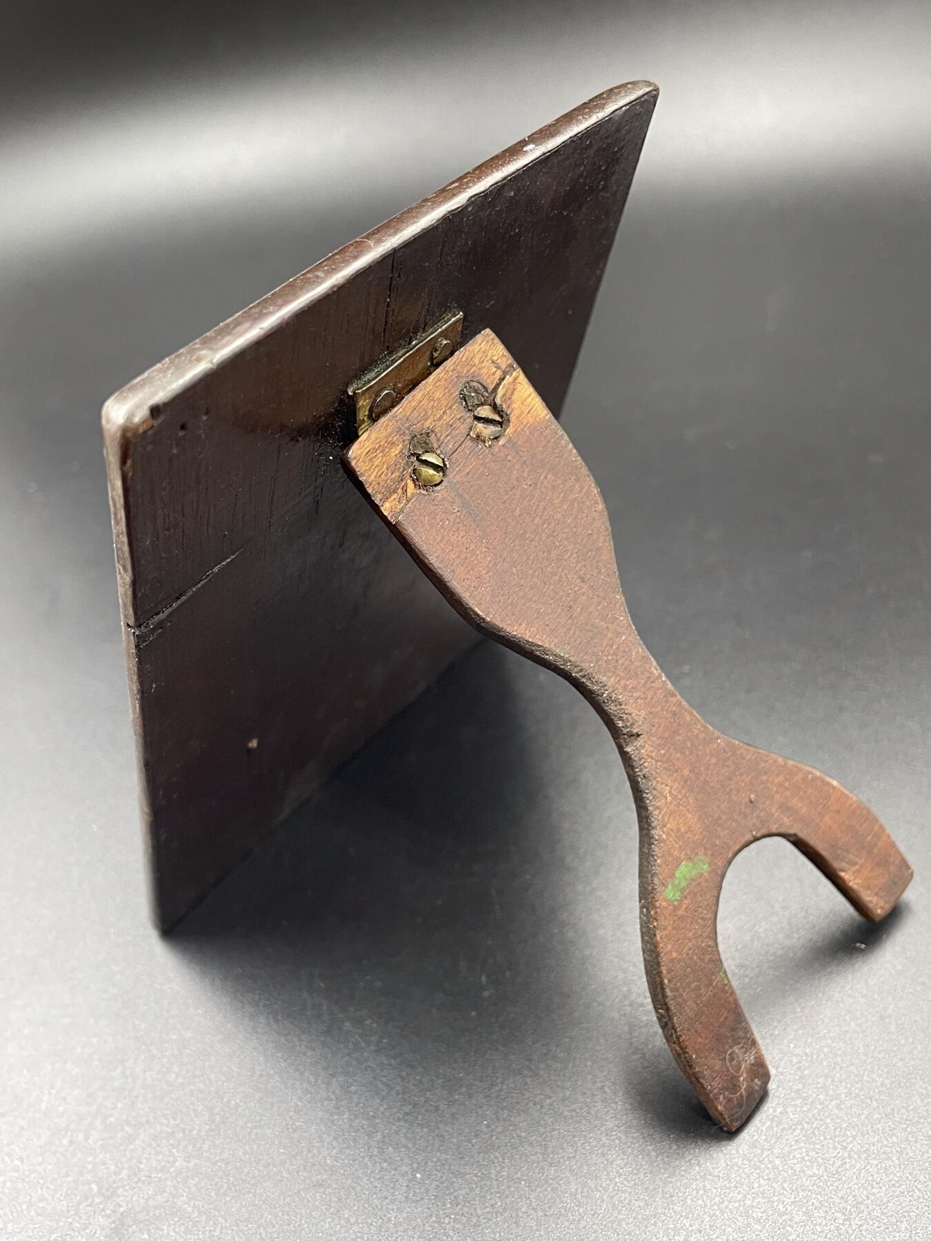 「木头集藏」章牌专场-第65场 1914年法国一战爱国主义纪念银章，直径：50mm，56.2 g，边铭：菱形厂标 野猪头银标 ARGENT，背面刻有维克多·雨果《为法国而死》（Morts pour la France）中的诗句：“荣耀归于我们永恒的法兰西！荣耀归于为她牺牲的人们！致殉道者、勇者、强者，致那些被他们的榜样所激励，渴望在圣殿中拥有一席之地，并将如他们般赴死的人”。带有木质展示架，可正常使用。