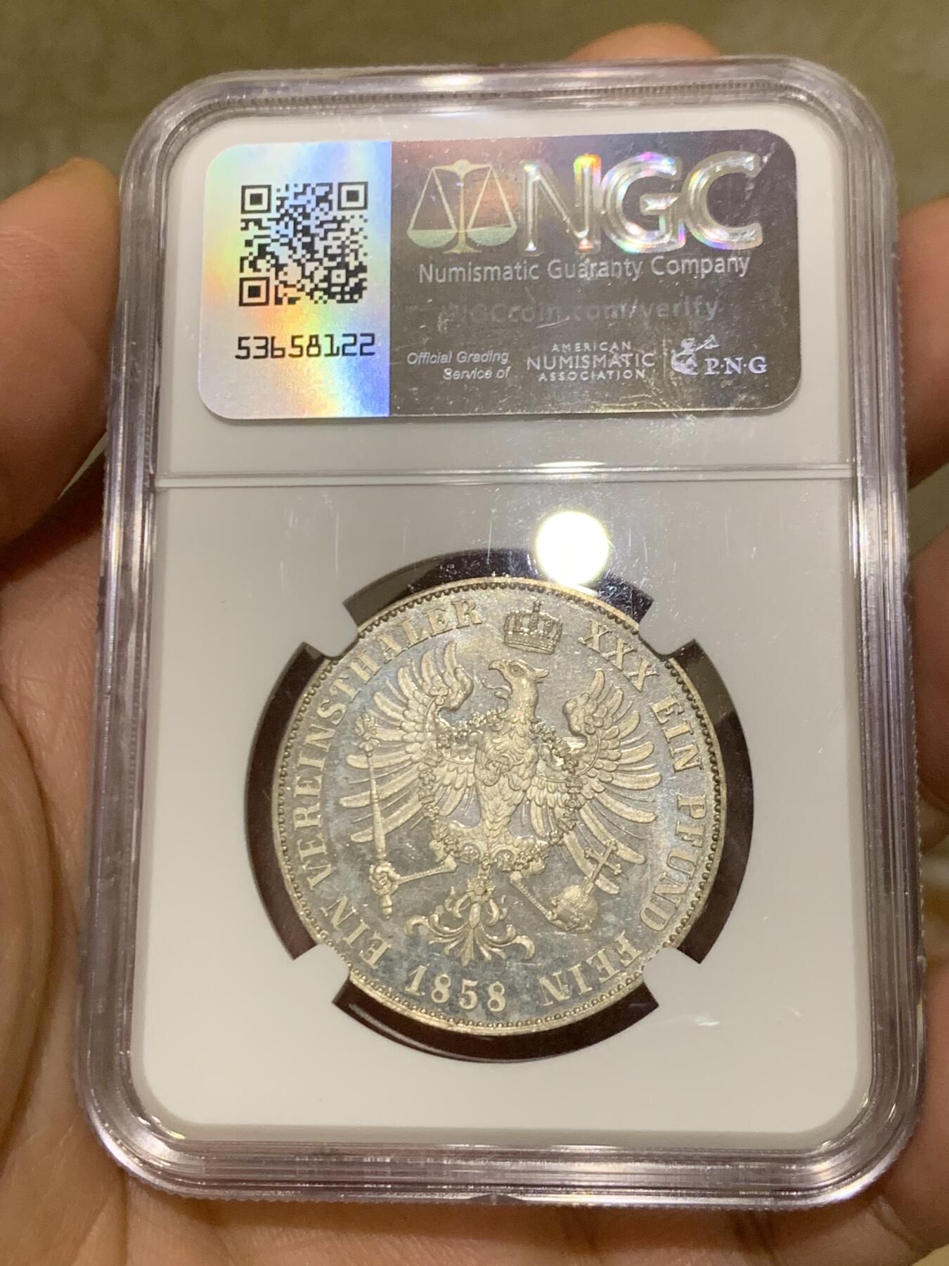 《竞宝斋》第453场 周日，周一 2场连拍 （全场包邮，欢迎送拍） NGC PF64 德国1858年普鲁土威廉四世离冠鹰精制泰勒银币 威廉四世离冠鹰承继之作 阴阳包浆 人像面欧陆酱五彩 鹰面银霜满挂高浮雕 打制锋利 NGC唯一冠军分 实物上手异常惊艳