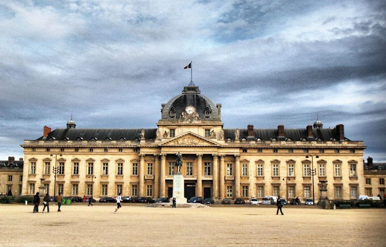 「木头集藏」章牌专场-第65场 法国公开学术院建校四百周年纪念大铜章，直径：67.4 mm，142.7 g，边铭：丰饶角 BRONZE，装饰风格，少见铜章，品相很不错。法兰西公学院由法国国王弗朗索瓦一世于1530年下令创立，是法国最古老的高等学术研究机构。