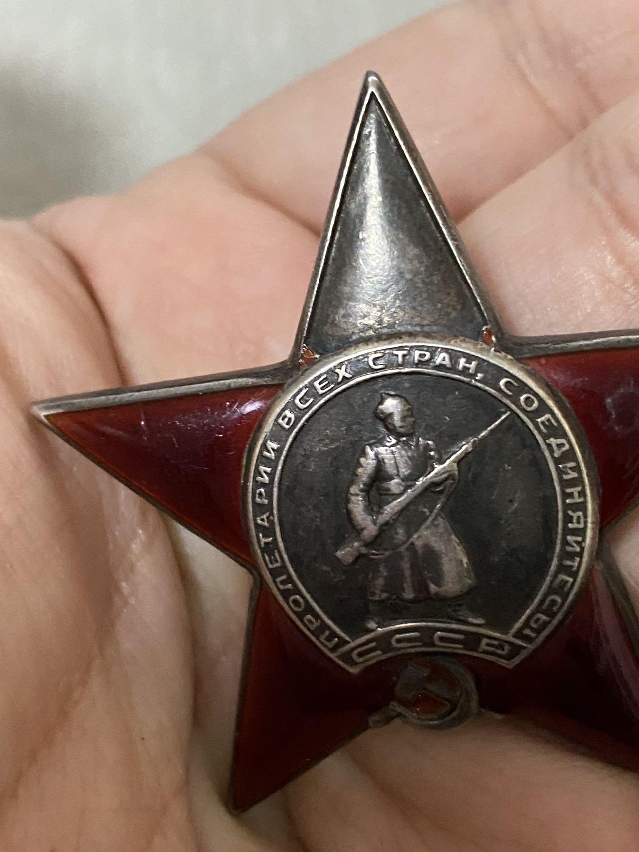 苏联勋章奖章1月5日晚上九点结束在麦稀奇 找不到的加我qq或者微信都是184277308备注苏章拍卖。最好加微信群每次都会通知还有提前可以一口价的 最近会持续拍卖一些东西。 苏联红星勋章 库尔斯克战役埋雷炸坦克 台阶版 180652 原配银轮 顶角磕碰 Прохватило Павел Степанович 第6工程设障营3连政治副指挥员助理