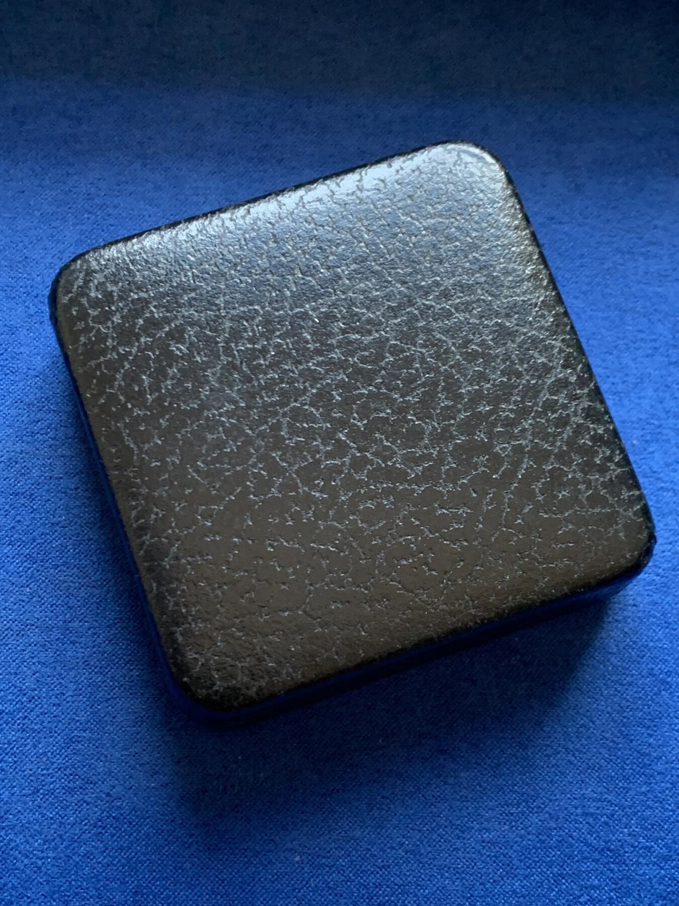 《竞宝斋》第453场 周日，周一 2场连拍 （全场包邮，欢迎送拍） 加拿大1984年多伦多市成立100周年纪念银币，直径36mm ，重23.3g 。正面为伊丽莎白二世女王年轻时右向胸像，背面为水面划船的印第安人背景为多伦多轮廓。原盒，类精制银币，状态极佳。