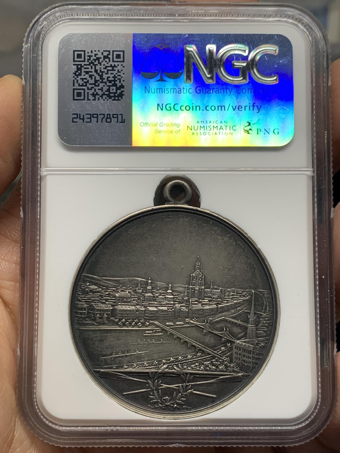 《竞宝斋》第453场 周日，周一 2场连拍 （全场包邮，欢迎送拍） NGC MS64 德国1904年法兰克福帆船大赛纪念大银章 罕见珍稀法兰城景观配法兰鹰大银章 高点锋芒毕现顶级收藏品质