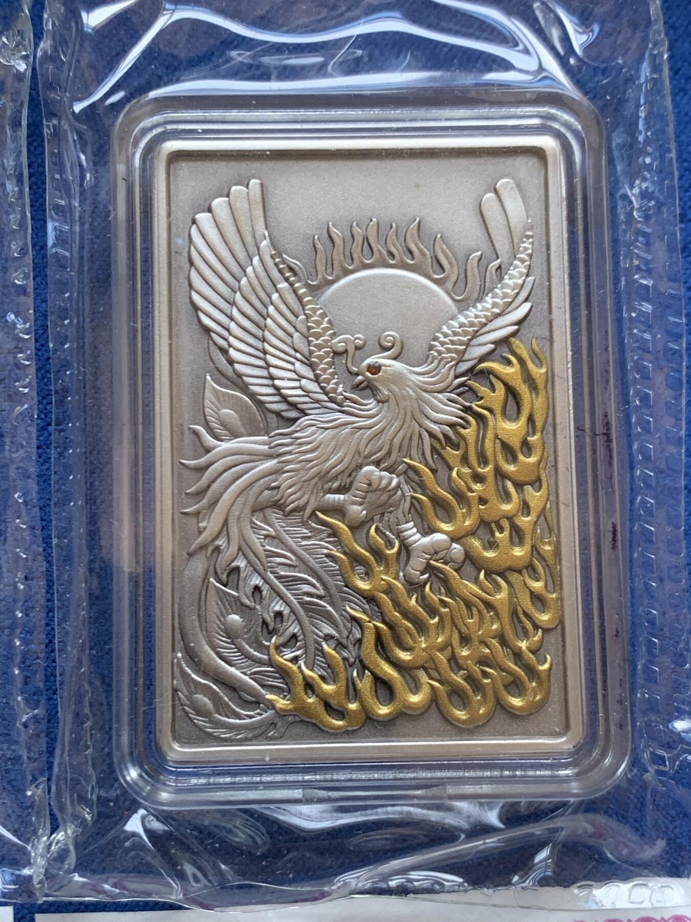 《竞宝斋》第453场 周日，周一 2场连拍 （全场包邮，欢迎送拍） 两枚一组 吉祥龍鳳方型紀念章，硫化古银+纯铜，吉祥龙凤铜章（铜硫化古银），规格30*45mm，眼睛处镶嵌红宝石，中国钱币发行，发行量999枚，有证书。