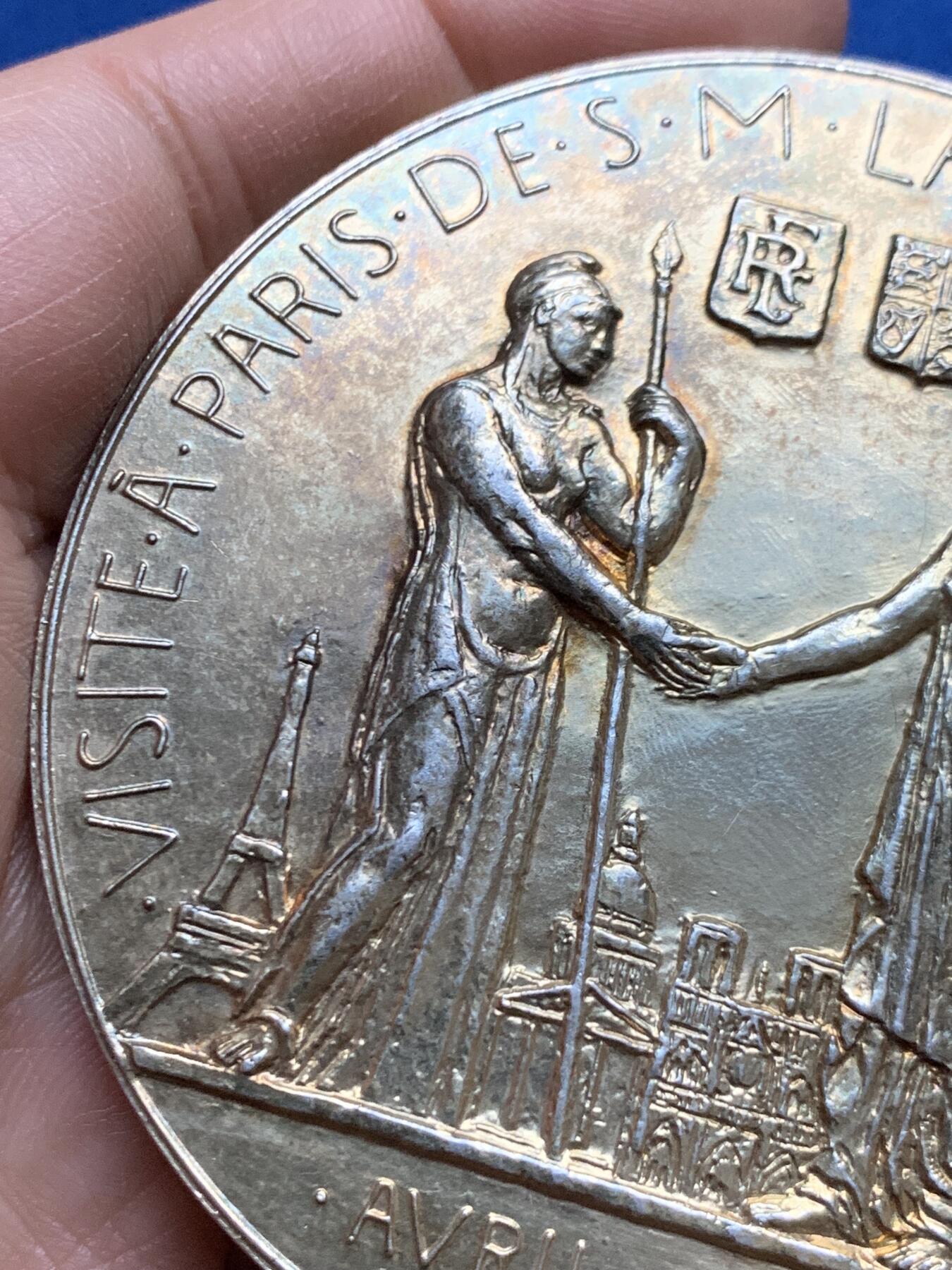 《竞宝斋》第453场 周日，周一 2场连拍 （全场包邮，欢迎送拍） 伊丽莎白二世与菲利普爱丁堡公爵1957年4月访问巴黎纪念大银章 法国时任总统勒内·科蒂先生 重201.9克 71.5mm 丰饶角1银 带盒