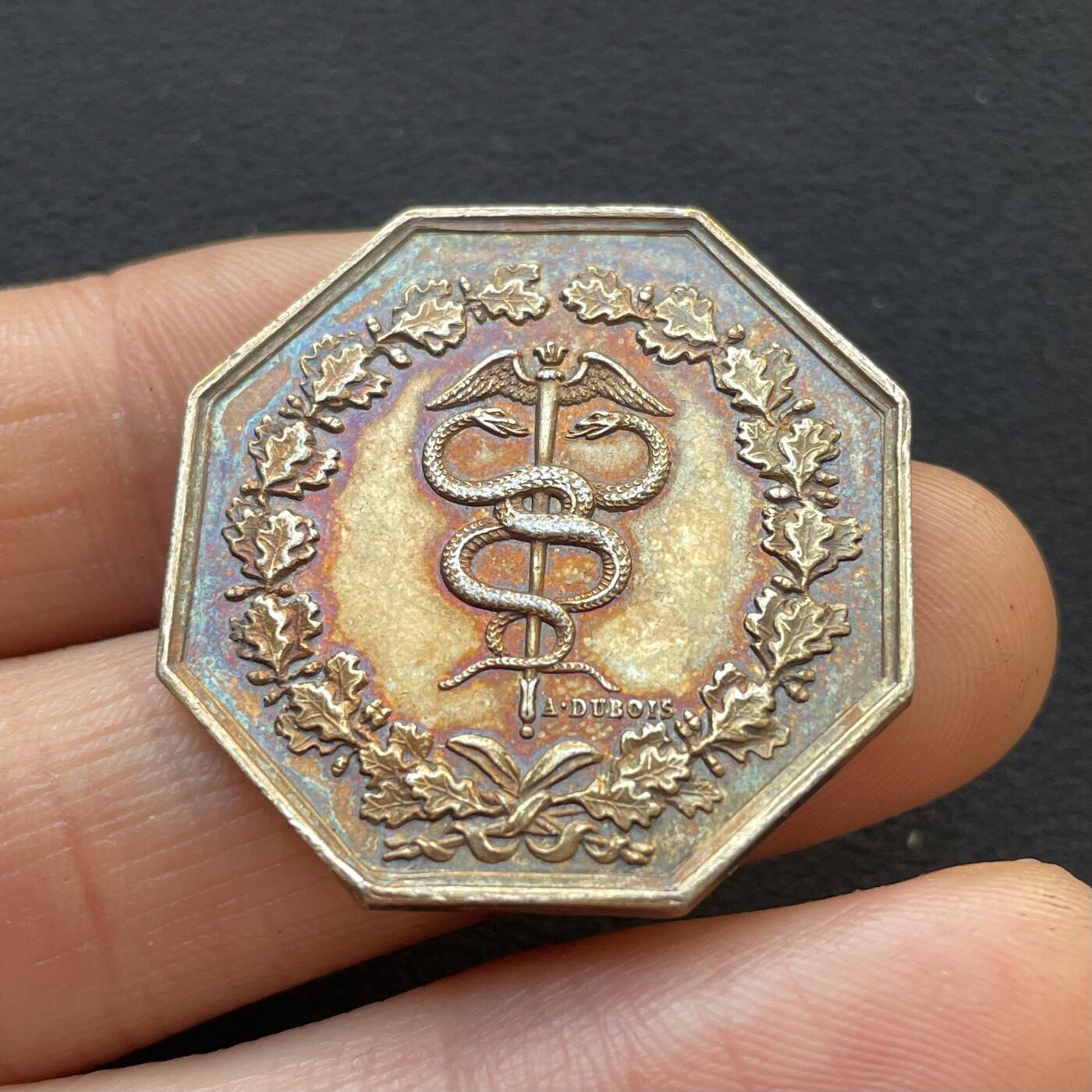 「木头集藏」章牌专场-第65场 法国克莱蒙费朗商业柜台八角镀金银章，直径：30.8 mm，11.7 g，边铭：蜜蜂 ARGENT （1860-1879），少见镀金八角，品相很不错。