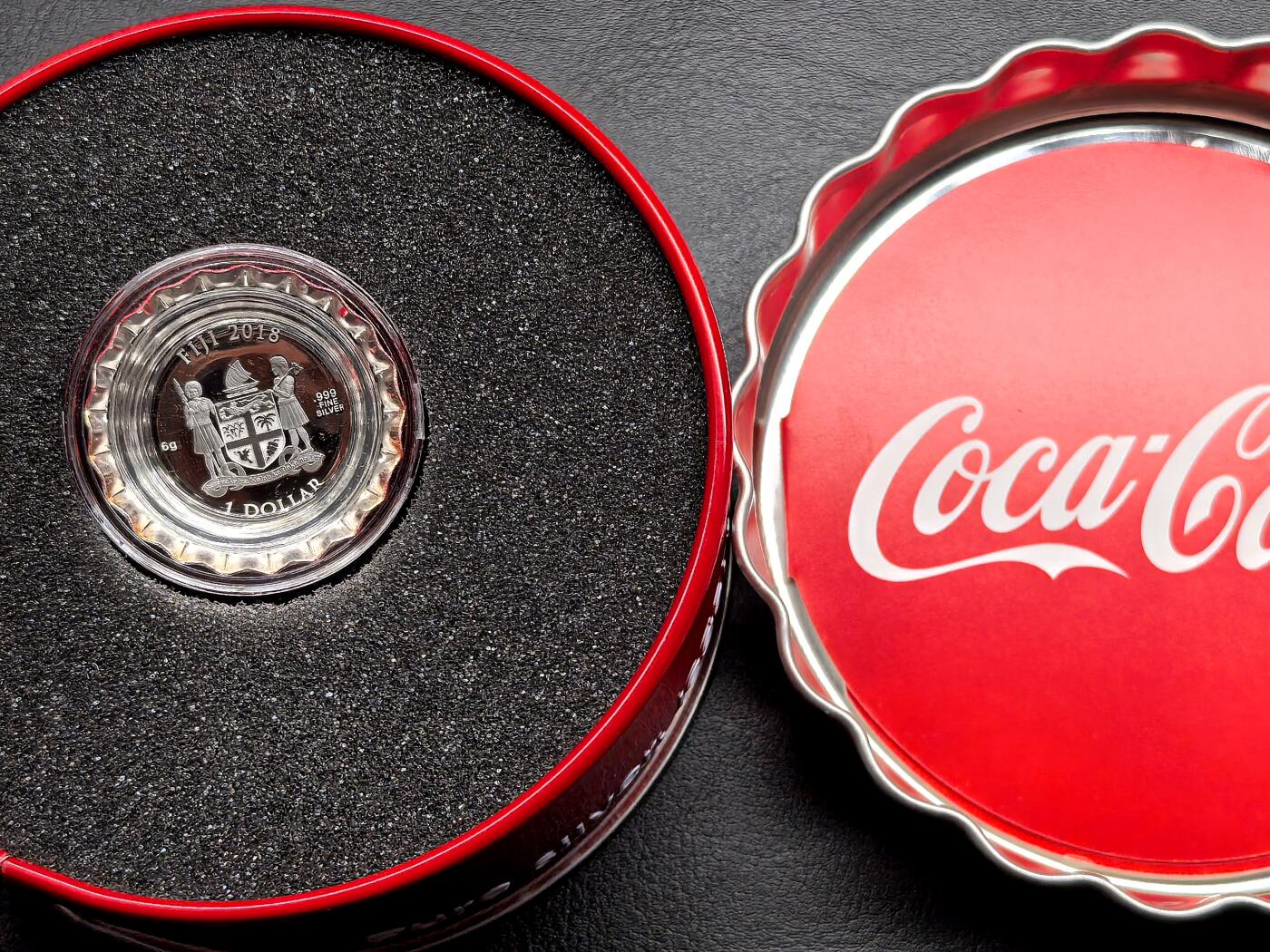 凡希社世界钱币微拍第三百十六期 2018斐济可乐瓶盖DOLLAR异形银币，原包装全品