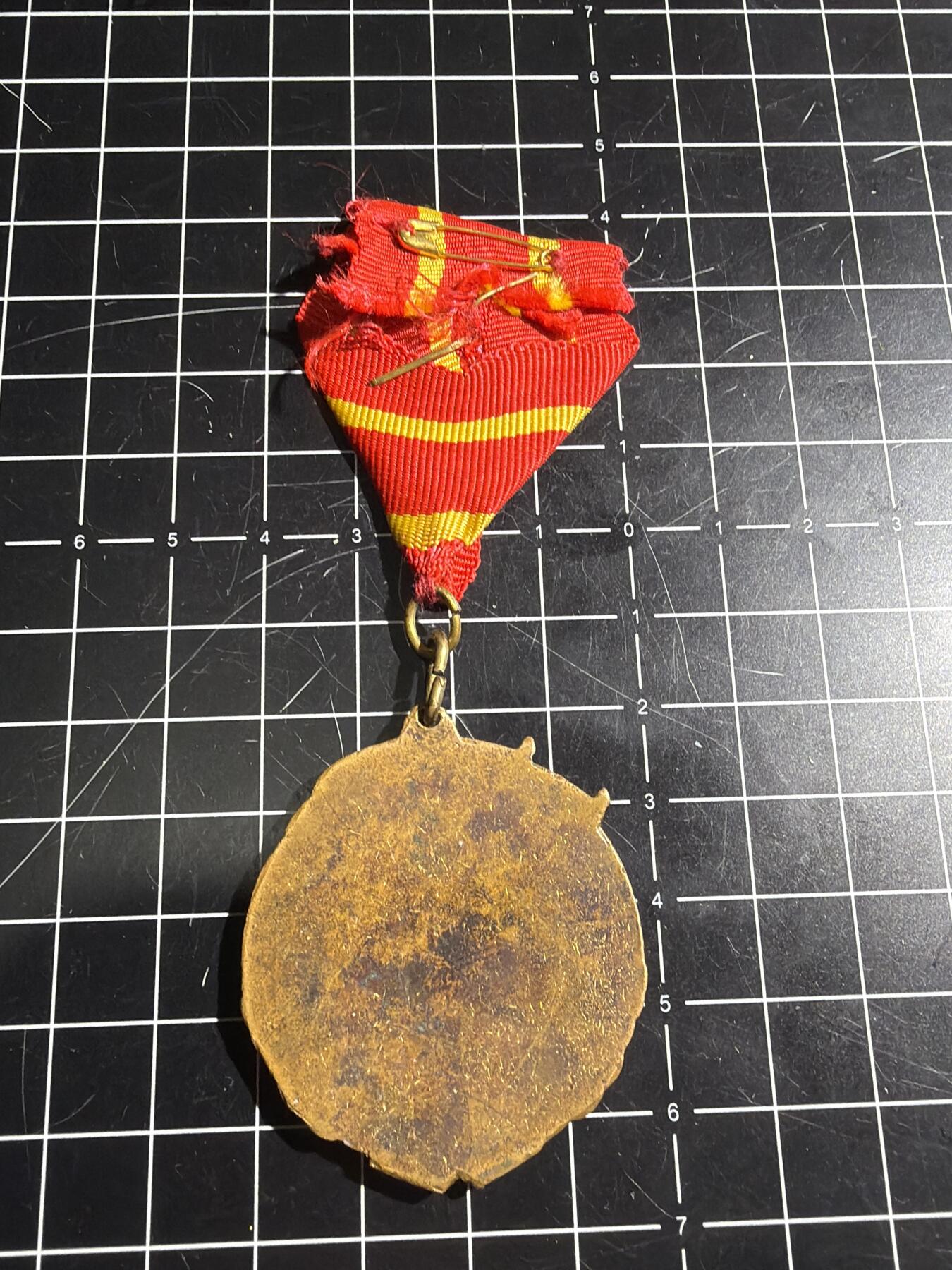 古冰库章牌勋赏收藏0起拍卖 中苏友谊徽章 上挂与星后配珐琅有伤