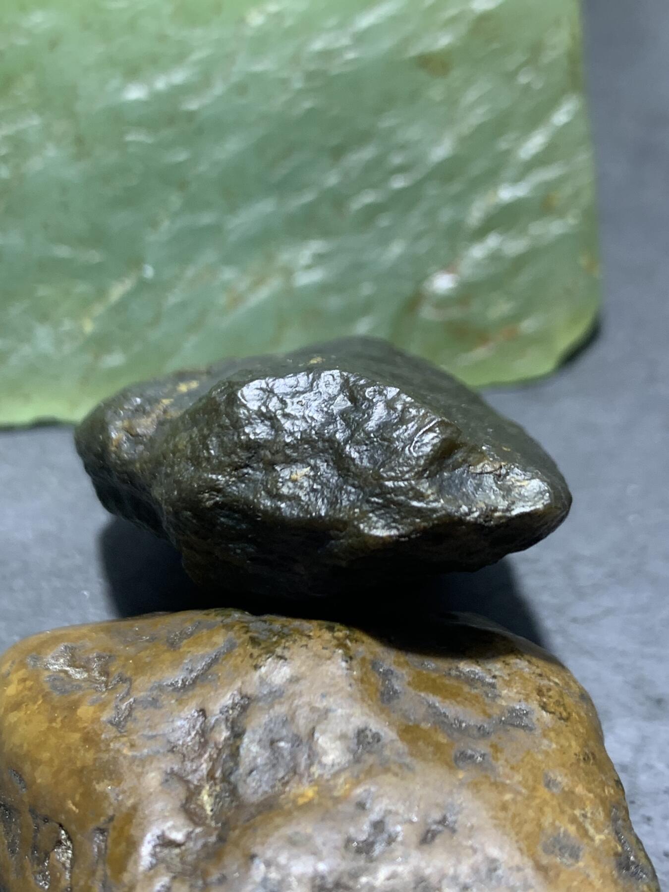 新疆戈壁风化纹糖青料和田玉原石一颗，