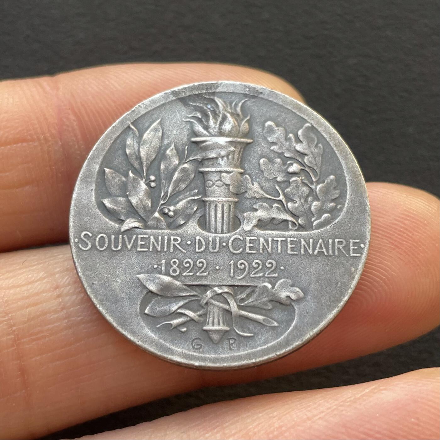 「木头集藏」章牌专场-第65场 G.Prud'homme～1922年法国纪念 路易·巴斯德 百年诞辰银章，直径：27 mm，10g，边铭：丰饶角 2 ARGENT，少见名家作品，品相不错。路易斯·巴斯德，1822年12月27日-1895年9月28日，出生于法国东部多尔镇，博士研究生毕业于巴黎大学，免疫学和卫生防疫学的奠基人，法国化学家和微生物学家。